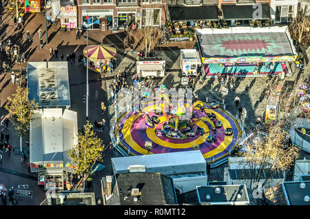 Leeuwarden, Pays-Bas, le 3 novembre 2018 : Vue aérienne de l'fun fair à Zaailand/ Wilhelminaplein square Banque D'Images