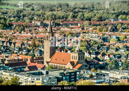 Leeuwarden, Pays-Bas, le 3 novembre 2018 : Vue aérienne de l'église St Dominicus, quartiers environnants et la campagne verdoyante au-delà Banque D'Images