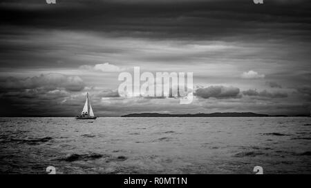 Bateau naviguant dans la prochaine tempête. Voilier par mauvais temps, c'est naviguer à la mer ouverte. Yacht à voile sous un ciel de nuages. Banque D'Images