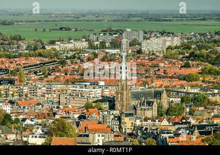 Leeuwarden, Pays-Bas, le 3 novembre 2018 : Vue aérienne de la ville, avec l'église Saint Bonifatius et ses environs centre-ville, quartiers de Banque D'Images