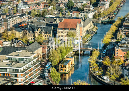 Leeuwarden, Pays-Bas, le 3 novembre 2018 : Vue aérienne de Zuiderstadsgracht Blokhuispoort et canal, un ancien complexe pénitentiaire dans redevelpoed cult Banque D'Images