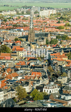 Leeuwarden, Pays-Bas, le 3 novembre 2018 : Vue aérienne de la vieille ville, interected par un canal en courbe, avec l'église Saint Bonifatius, plus mod Banque D'Images