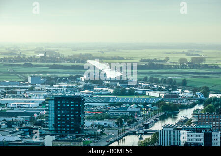 Leeuwarden, Pays-Bas, le 3 novembre 2018 : Vue aérienne de l'ouest de quartiers, principalement industrielles, de vente au détail et de bureaux, avec le pays voisin Banque D'Images