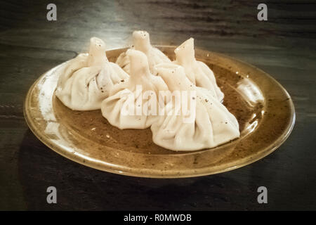 5 arôme délicieux khinkali dans la plaque Banque D'Images