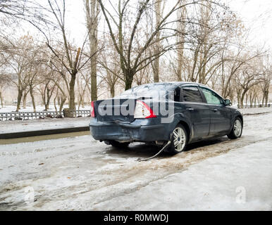 Berline bleu après un accident avec un tronc chiffonné Banque D'Images