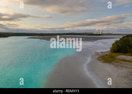 L'eau turquoise du lac powered by power plant les déchets minéraux. Vue aérienne. Banque D'Images