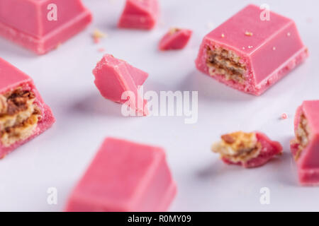 Fabricants de chocolat ruby ruby fabriqués à partir de fève de cacao. Nouvelle dimension de bonbons au chocolat. Banque D'Images