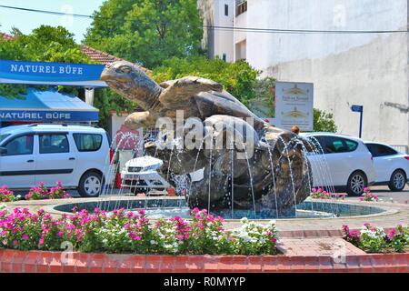 Dalyan, Turquie - 12 juillet 2018 : la Caretta Caretta (Tortue) statue, au milieu d'un rond-point (aussi connu sous le nom de "rond-point de tortue') Banque D'Images