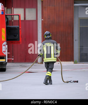 Italia, Italie - 10 mai 2018 : pompier italien avec unifiorm et texte Vigili del fuoco qui signifie en langue italienne des pompiers à la caserne de fi Banque D'Images