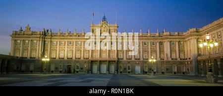 Vue depuis la Plaza de la Armeria sur le Palais Royal de Madrid (Palacio Real de Madrid) dans la ville de Madrid, Espagne. Banque D'Images