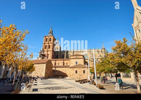 Vue de la cathédrale de Santa Maria de l'Eduardo de Castro Square à Astorga, Chemin de Saint-Jacques de Compostelle, Leon, Espagne Banque D'Images