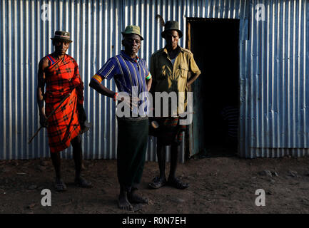 Les hommes se rencontrer au début d'une cérémonie dans une communauté Pokot de bergers dans le comté de Baringo, au Kenya, le 2 octobre 2018. Banque D'Images