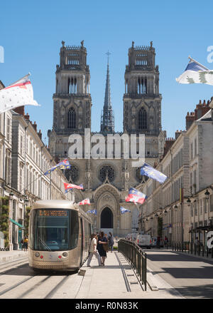 Les gens à l'arrêt sur la rue Jeanne d'Arc à Orléans, Center-Val de Loire, France, Europe Banque D'Images