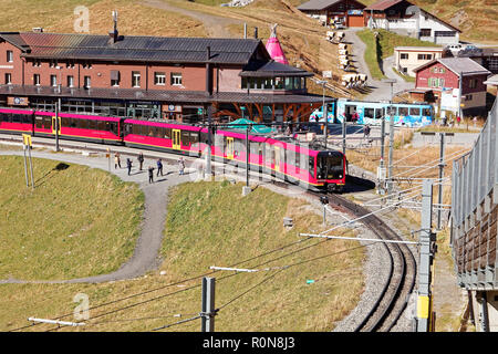 Kleine Scheidegg, Région de Jungfrau (Suisse) - 10 octobre 2018 : les touristes photographiant au départ train pour le haut de l'Europe - Jungfraujoch Banque D'Images