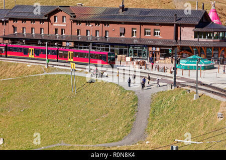 Kleine Scheidegg, Région de Jungfrau (Suisse) - 10 octobre 2018 : les touristes photographiant au départ train pour le haut de l'Europe - Jungfraujoch Banque D'Images