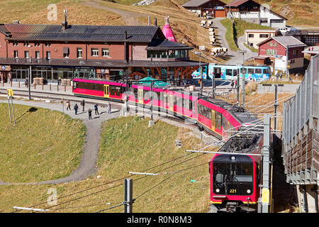 Kleine Scheidegg, Région de Jungfrau (Suisse) - 10 octobre 2018 : les touristes photographiant au départ train pour le haut de l'Europe - Jungfraujoch Banque D'Images