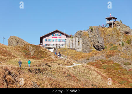 Kleine Scheidegg, Région de Jungfrau (Suisse) - 10 octobre 2018 : les touristes en direction de la gare de Kleine Scheidegg restaurant avec Grindelwaldblic Banque D'Images