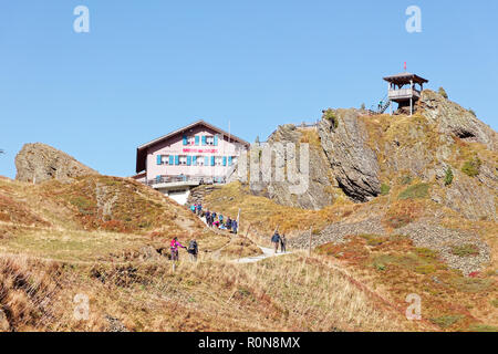 Kleine Scheidegg, Région de Jungfrau (Suisse) - 10 octobre 2018 : les touristes en direction de la gare de Kleine Scheidegg restaurant avec Grindelwaldblic Banque D'Images