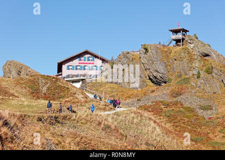 Kleine Scheidegg, Région de Jungfrau (Suisse) - 10 octobre 2018 : les touristes en direction de la gare de Kleine Scheidegg restaurant avec Grindelwaldblic Banque D'Images