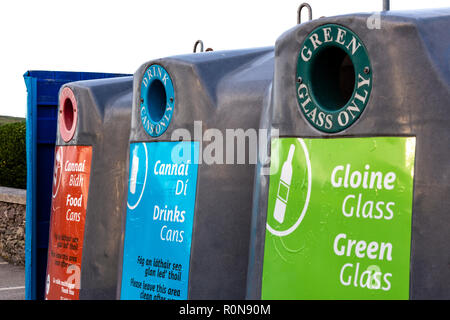 Les bacs de recyclage de verre de différentes couleurs avec l'écriture irlandaise Banque D'Images