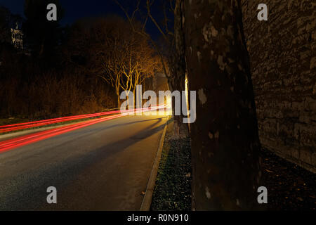 Location de light trails on empty city street Banque D'Images