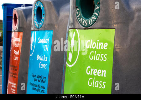 Les bacs de recyclage de verre de différentes couleurs avec l'écriture irlandaise Banque D'Images