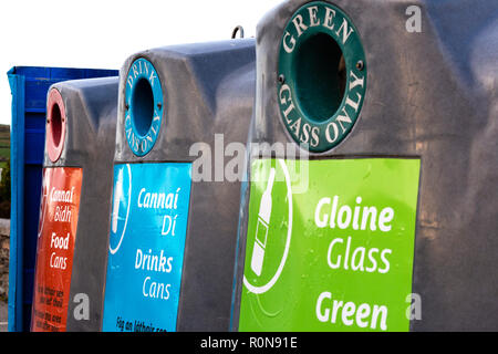 Les bacs de recyclage de verre de différentes couleurs avec l'écriture irlandaise Banque D'Images