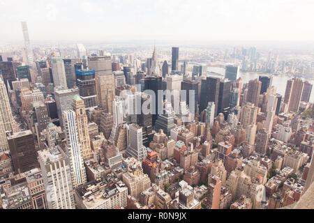 Vue depuis le haut de l'Empire State Building, Manhattan, New York City, États-Unis d'Amérique. Banque D'Images