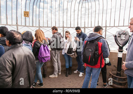 Les touristes à l'observatoire de l'Empire State Building, New York City, États-Unis d'Amérique. Banque D'Images