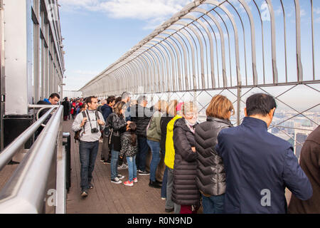 Les touristes à l'observatoire de l'Empire State Building, New York City, États-Unis d'Amérique. Banque D'Images