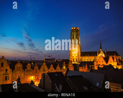 Panorama de la ville médiévale de Malines et la cathédrale Saint-rombaut en début de soirée, Belgique Banque D'Images