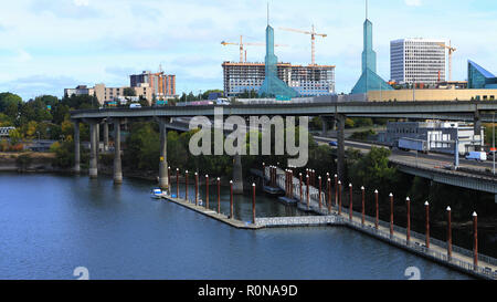 Vue de Portland, Oregon avec la route par la rivière Willamette Banque D'Images