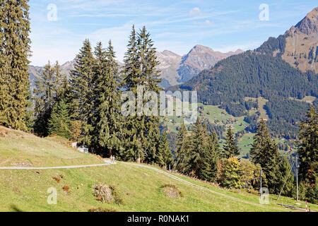 Les touristes en direction de Muerren (Mürren) près de Gruetschalp (Grütschalp), Région de la Jungfrau, en Suisse Banque D'Images