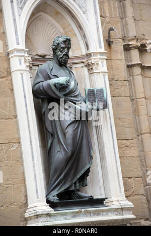 Statue de Saint Matthieu sur l'extérieur de l'église Orsanmichele et musée à Florence, Italie Europe Banque D'Images