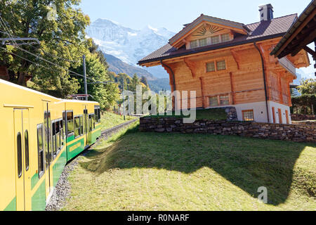 Vues d'architecture rurale de train en direction de Kleine Scheidegg, Région de Jungfrau, Suisse Banque D'Images