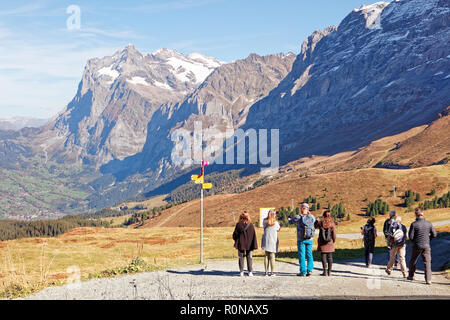 Les touristes bénéficiant d''une vue sur la gare de Kleine Scheidegg à Grindelwald avec vue sur la vallée de montagnes Wetterhorn - Kleine Scheidegg, Jun Banque D'Images