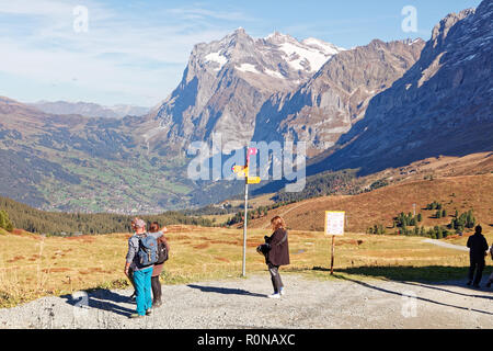 Les touristes bénéficiant d''une vue sur la gare de Kleine Scheidegg à Grindelwald avec vue sur la vallée de montagnes Wetterhorn - Kleine Scheidegg, Jun Banque D'Images