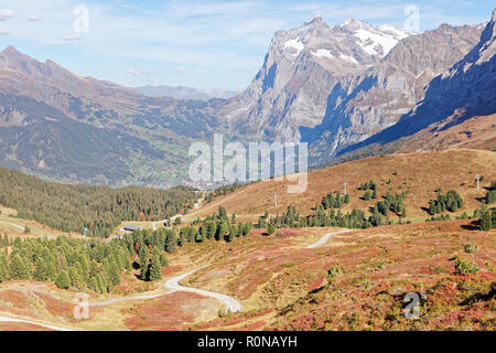 Vues à partir de la gare de Kleine Scheidegg à Grindelwald avec vue sur la vallée de montagnes Wetterhorn - Kleine Scheidegg, Région de Jungfrau, Suisse Banque D'Images