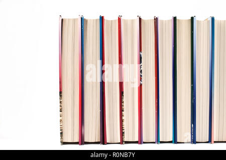 Livres d'affilée sur fond blanc. Banque D'Images