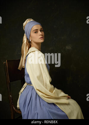 Femme en costume médiéval historique portant Corset robe et Bonnet. Belle paysanne portant costume muguet Banque D'Images