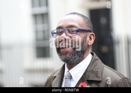 Monsieur Lenny Henry livre une lettre signée par une chaîne d'étoiles, au 10 Downing Street, Londres, appelant à des réductions d'impôts pour UK Film et TV productions afin d'améliorer la diversité et l'inclusion derrière la caméra. Banque D'Images