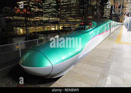 TOKYO, JAPON -22 oct 2018- Une série verte E5 à grande vitesse Shinkansen bullet train exploité par JR East à la gare de Tokyo. Banque D'Images