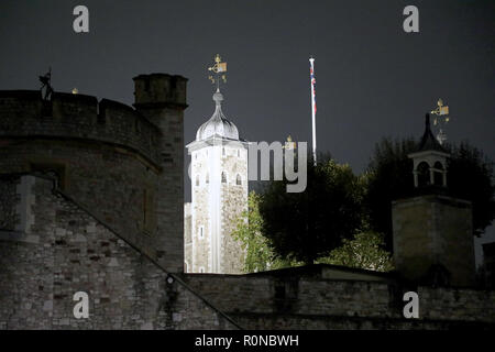 Londres, UK - 5 octobre 2018 : La Tour Blanche, une partie de la Tour de Londres, c'est éclairé la nuit Banque D'Images