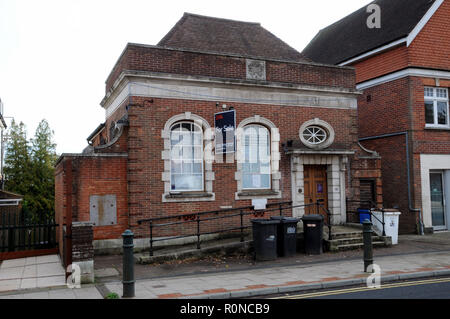 Un bâtiment vide à la recherche d'un acheteur de la ville de marché de Heathfield East Sussex. Jusqu'en juin 2018 c'était une succursale de la Banque Natwest. Banque D'Images