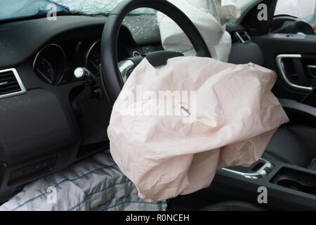 Intérieur d'une automobile ou d'un véhicule impliqué dans un accident automobile avec le déploiement d'un airbag de colonne de direction Banque D'Images