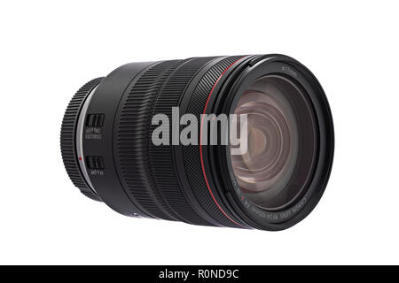 Varna, Bulgarie - octobre 11,2018 : Image de Canon EF 24-105mm f4L IS USM sur un fond blanc. Canon est le premier appareil photo reflex manufactur Banque D'Images