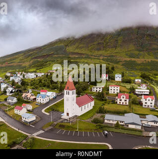 Sigulfjordur Église et maisons, Siglufjordur, le nord de l'Islande Banque D'Images