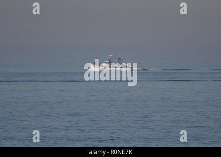 Matosinhos, Portugal - 29 septembre 2015 : la pêche de la sardine portugaise Taditional chalutier en bois voile vers le port de Leixoes dans un matin brumeux. Banque D'Images