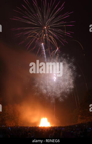 D'artifice au parc Springhead dans Rothwell, Leeds, West Yorkshire Dans le cadre de célébrations nuit feu dirigé par Leeds City Council. Banque D'Images