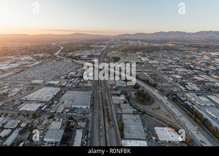 Crépuscule Vue aérienne de bâtiments industriels le long de la 5 Freeway et San Fernando Road dans la vallée de soleil de Los Angeles, Californie. Banque D'Images
